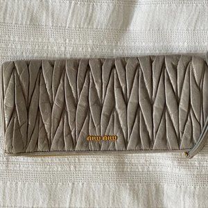 MIU MIU Grey MATELASSE LEATHER CLUTCH BAG